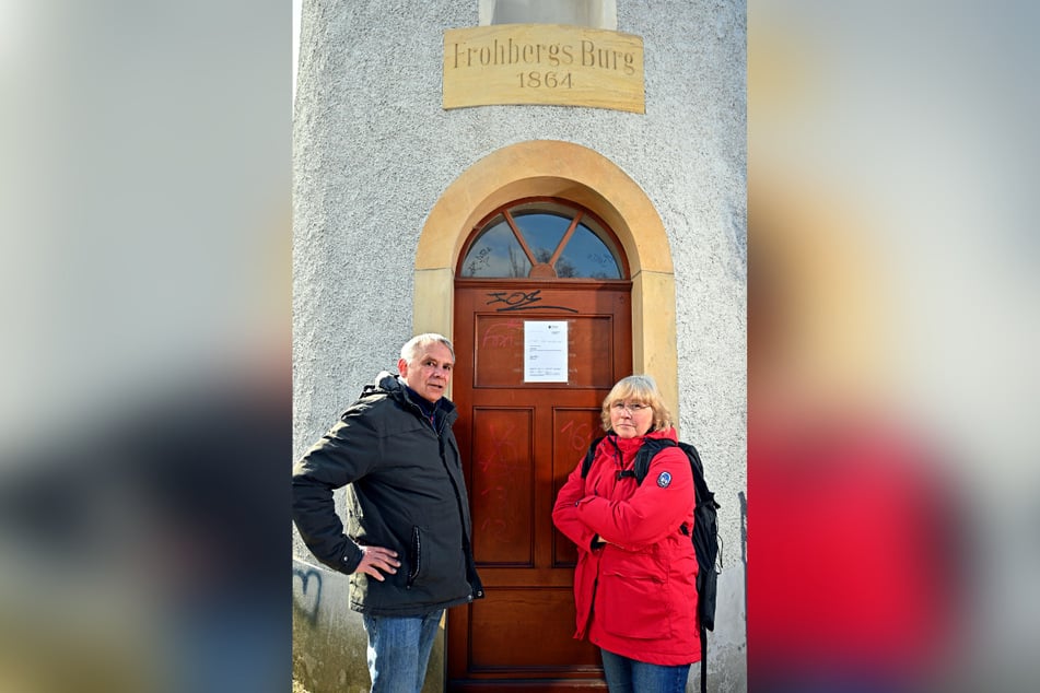 Vor verschlossener Türe: Besucher Sebastian (64) und Rike Zettel (61) vom Bodensee ärgern sich über die Vandalen.