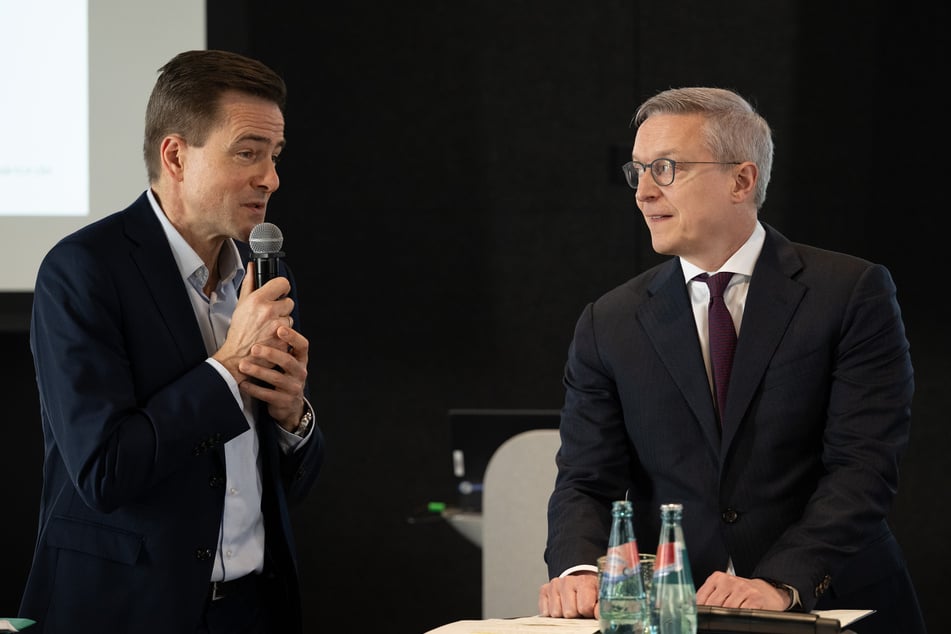 Google-Deutschlandchef Philipp Justus (55, l.) spricht während der Eröffnung des Google AI Centers Berlin mit Karsten Wildberger (56, CDU), Bundesminister für Digitales und Staatsmodernisierung.