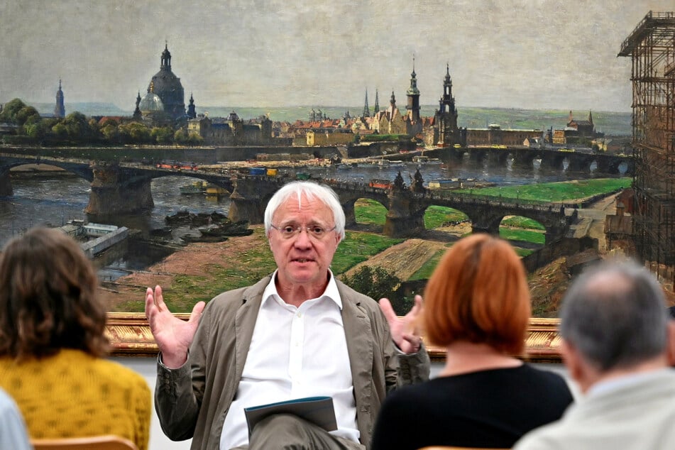 Museumsdirektor Gisbert Porstmann (62) vor dem großformatigen Bild "Blick auf Dresden" (1903) von Gotthardt Kuehl: "Es wurde ewig nicht gezeigt".