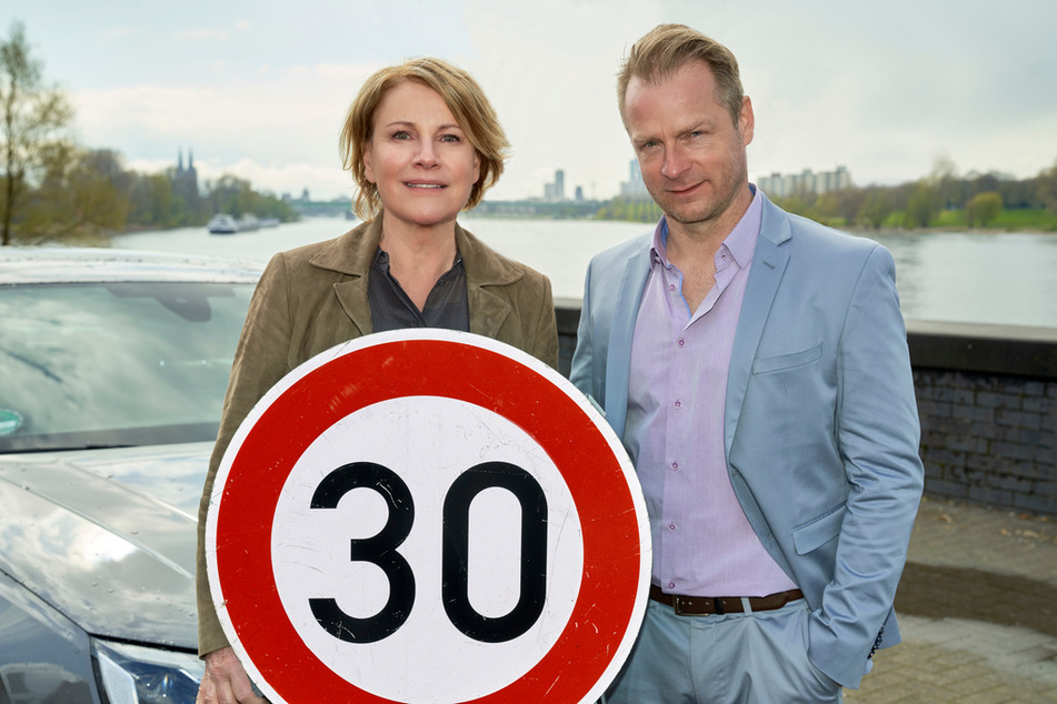 Marie Brand (Mariele Millowitsch, 65) und Jürgen Simmel (Hinnerk Schönemann, 46) ermitteln in Köln ihren 30. Fall, hier in einer verkehrsberuhigten Zone am Rhein.