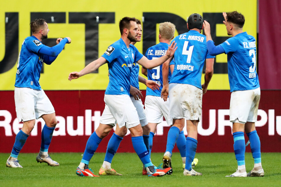 Der FC Hansa Rostock bewies gegen den FC Ingolstadt 04 seine herausragende Qualität und blieb durch das 1:1 im direkten Duell vor den Schanzern.