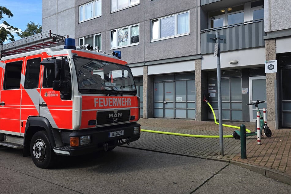 Da der Einsatz einer Drehleiter nicht möglich gewesen ist, mussten die Feuerwehrleute die Flammen im 18. Stockwerk durch einen Innenangriff bekämpfen.