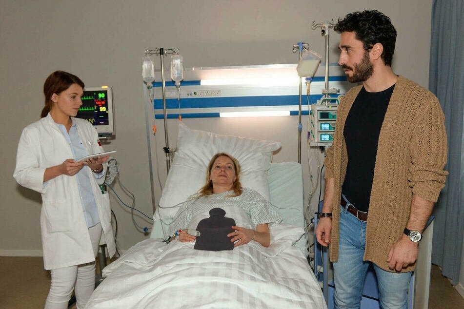 Tobias muss bestürzt feststellen, dass Melanie (Mitte) ihn nicht erkennt.