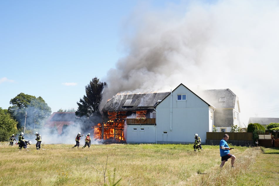 Hier brannte die Scheune noch lichterloh. Die Flammen griffen anschließend auf das danebenliegende Wohnhaus über.