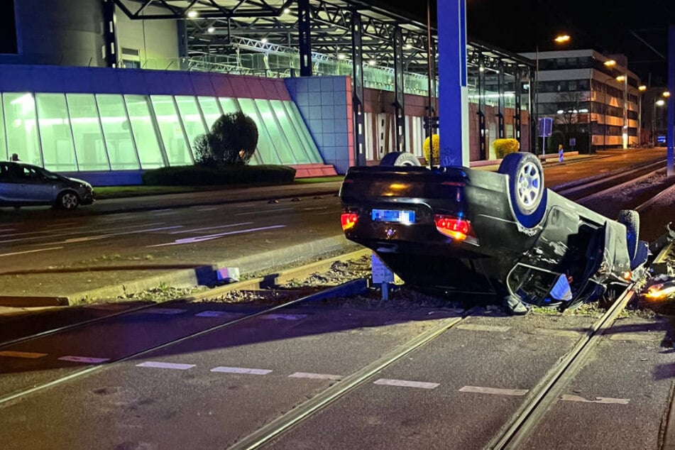 Polizei wird auf BMW aufmerksam und startet Verfolgung: Flucht endet in spektakulärem Unfall