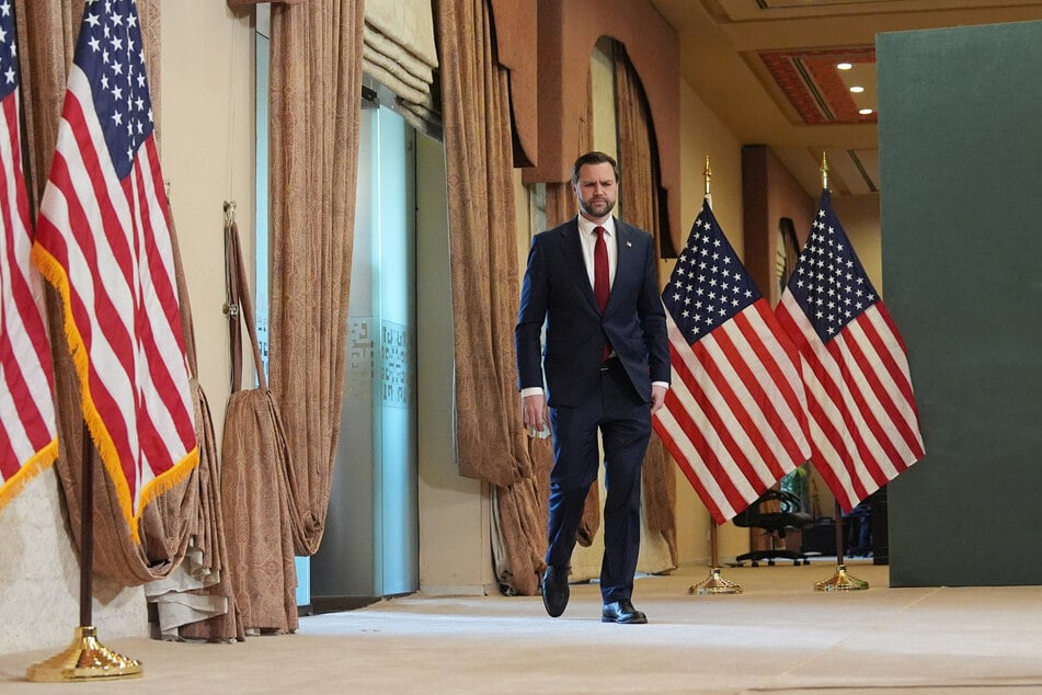 US-Vizepräsident JD Vance traf nach einem Treffen mit Vertretern aus Pakistan und Iran zu einer Pressekonferenz ein.