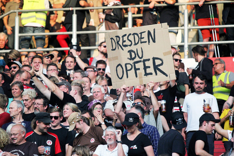 "Dresden du Opfer" steht auf dem Pappschild, das St. Pauli-Fans hochalten. Nicht nur im Stadion, auch in den Sozialen Netzwerken bekommt Dynamo häufig Ablehnung zu spüren.