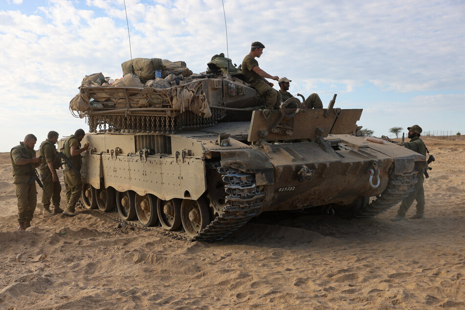 Israelische Soldaten halten sich an der Grenze zum Gaza-Streifen bereit.