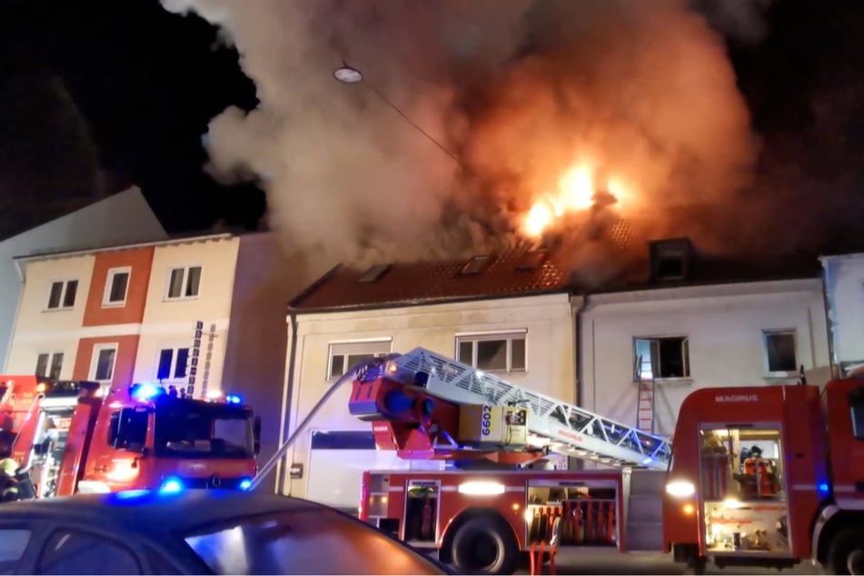 Zwei Häuser in Plattling wurden durch das Feuer beschädigt.