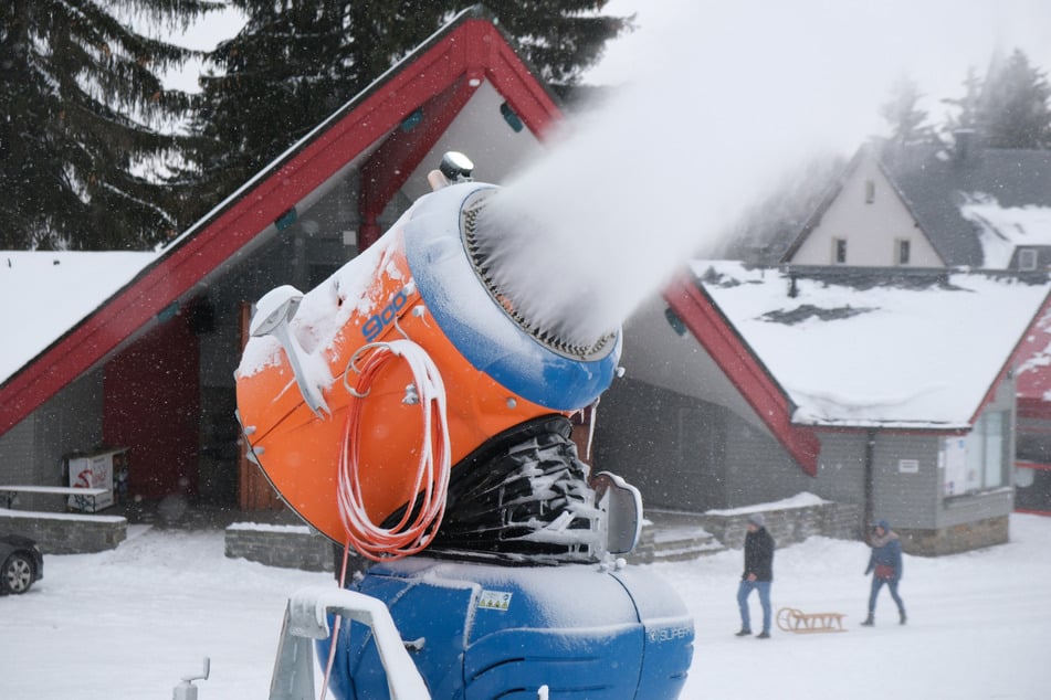 Ohne Schneekanonen geht in vielen deutschen Skigebieten nichts mehr.
