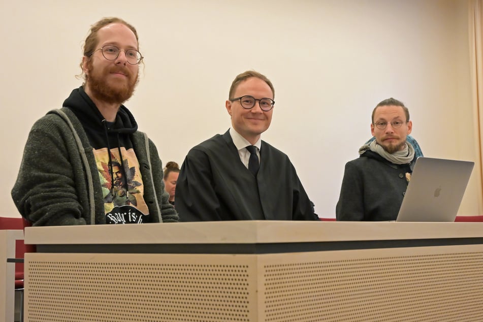 René Korcak (v.l.n.r.), Anwalt David Werdermann und Emanuel Burghard sitzen im Saal des Bayerischen Verwaltungsgerichtshofs.