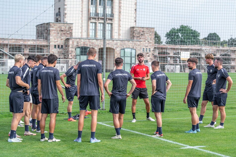 Niklas Hoheneder (38, rotes Shirt) bereitet die Mannschaft auf das Landespokalspiel beim Landesklassisten BSV Irfersgrün vor.