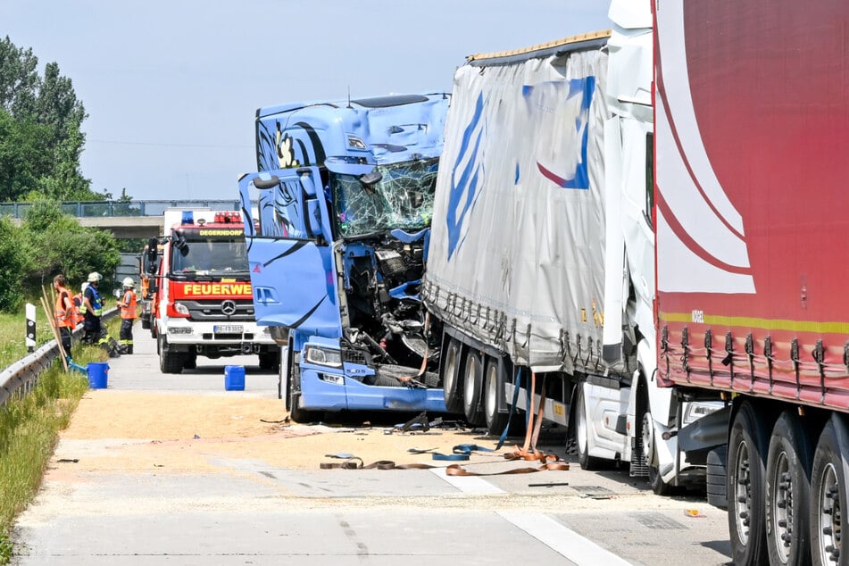 Das Führerhaus eines der Lkw wurde schwer beschädigt.