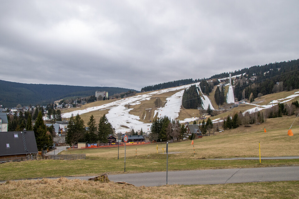 Kaum noch Schnee! Das Wintersportgebiet Oberwiesenthal musste am Donnerstag seinen Hauptskihang schließen.