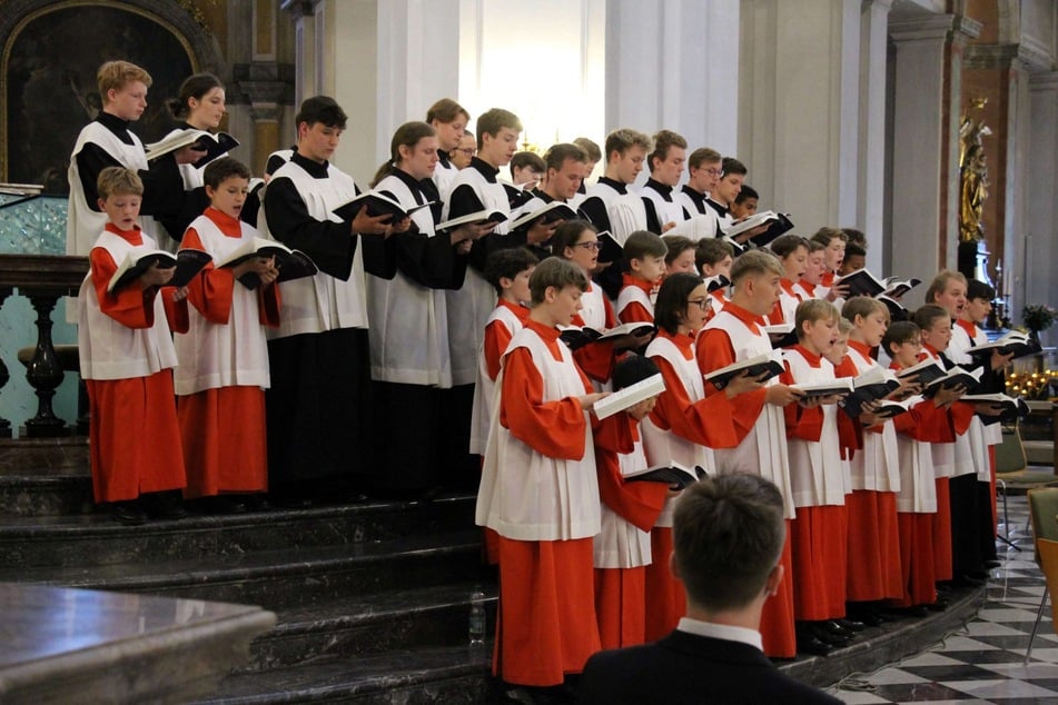 Dem Chor gehören etwa 50 Jungen im Alter von 9 bis 18 Jahren an. Im Gottesdienst treten sie in der Dresdner Kathedrale auf. Aber auch in Konzerten sind die Kapellknaben zu erleben.