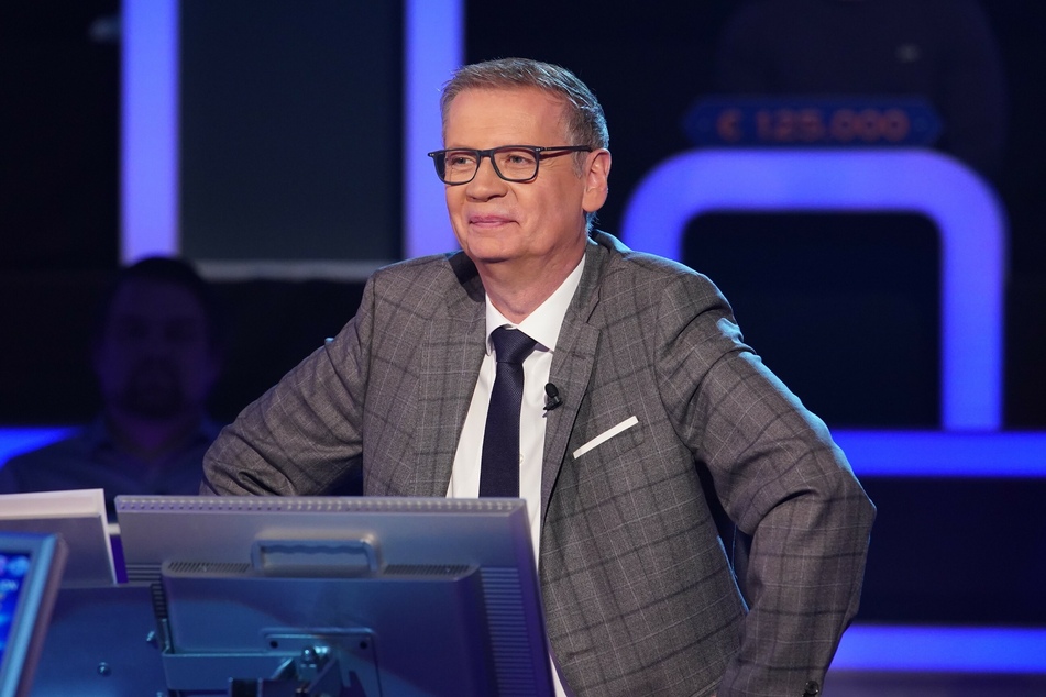 Günther Jauch (65) legt sein Pokerface nur selten ab, doch ein Merkel-Stimmdouble lockt ihn aus der Reserve.