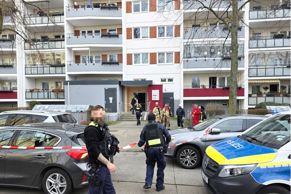 Der Wagen des getöteten 88-Jährigen stand vor dem Mehrfamilienhaus in Marzahn auf der Straße.