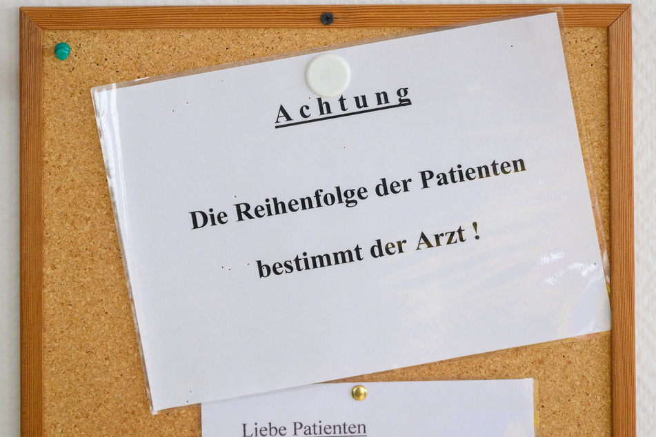 Die Deutsche Stiftung Patientenschutz hat zu lange Wartezeiten von Kassenpatienten bei Fach- und Hausarztbesuchen bemängelt. . (Archivbild)