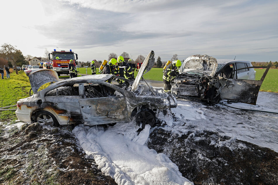 Ein Bild der Zerstörung: Auf der Mülsener Straße bei Glauchau krachten am Montag zwei Autos zusammen - kurz darauf gingen die Fahrzeuge in Flammen auf.