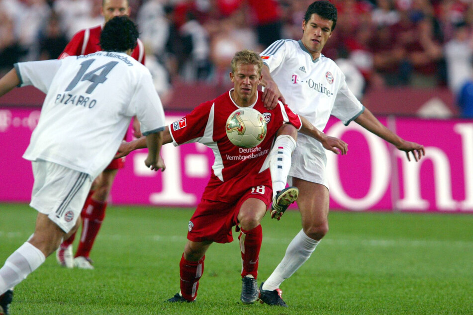 Markus Anfang (M.) im DFB-Pokalfinale 2003 gegen Bayern München und Michael Ballack. Er verlor mit Lautern 1:3.
