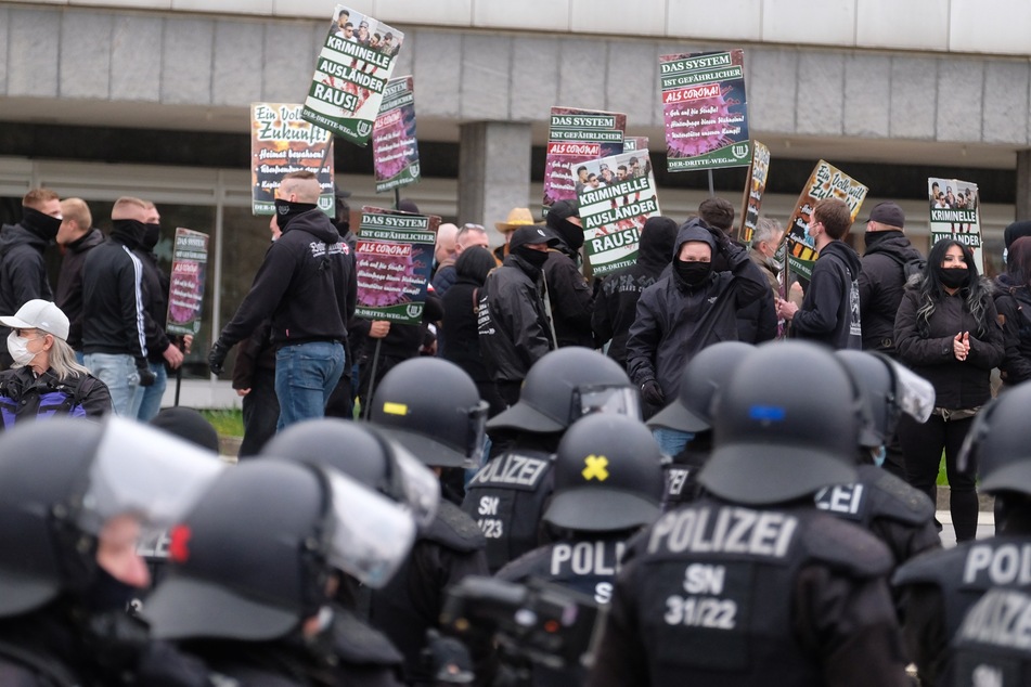 Anhänger der rechtsextremen Partei "Der III. Weg" demonstrieren auf einer Kundgebung der "Freien Sachsen" am 1. Mai 2021 gegen die Coronamaßnahmen.