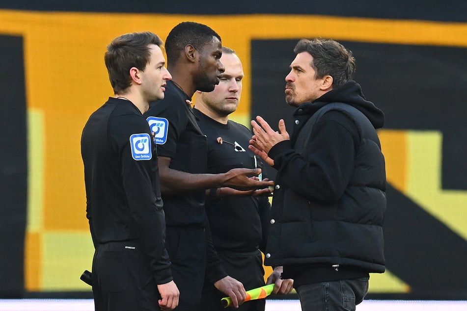 Hatte mit Schiedsrichter Assad Nouhoum (30, 2.v.l.) Gesprächsbedarf: Dynamo-Trainer Thomas Stamm (41, r.).