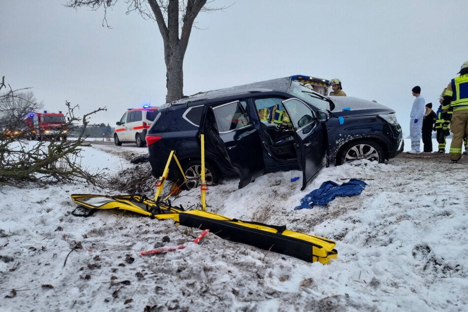 Das Auto wurde bei dem Unfall stark beschädigt.