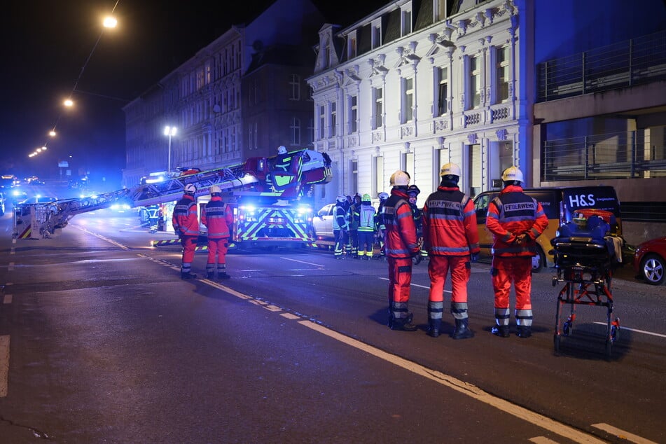 Kellerbrand in Wuppertal: Mehrere Einsatzkräfte kämpften gegen die Flammen.