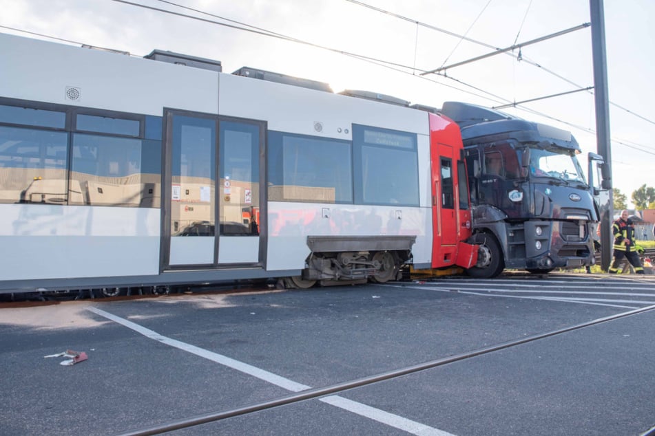 Unfall-Chaos in Köln: KVB-Bahn kracht gegen 40-Tonner und entgleist!