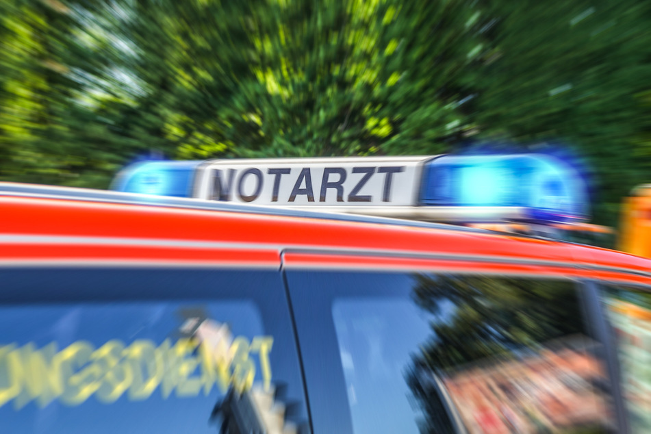 Ein Mann (45) wurde in Crimmitschau (Landkreis Zwickau) brutal niedergeschlagen. Er musste anschließend in einem Krankenhaus behandelt werden. (Symbolbild)