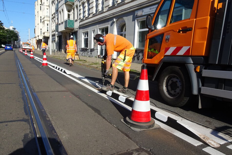 Auf der Großen Diesdorfer Straße in Stadtfeld Ost werden nun Leitschwellen für die Radfahrer montiert.