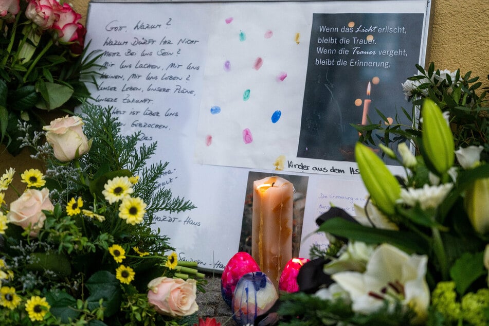 Vor einer Einrichtung des diakonischen Anbieters Oberlinhaus liegen Blumen und Kerzen.