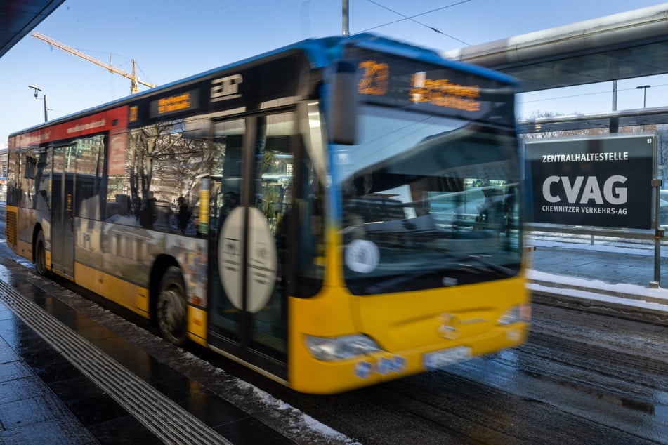 Ein Bus der CVAG-Linie 23 verlässt die Zentralhaltestelle in Chemnitz. Ob diese Linie am Freitag bedient oder bestreikt wird, steht noch nicht fest. (Archivbild)