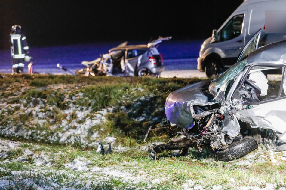 18-Jähriger kracht mit VW in Mercedes: Fahrer (†55) tödlich verletzt