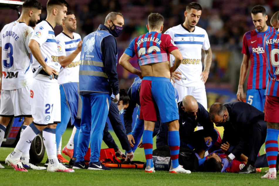 Ende Oktober brach Agüero (33) in der 40. Minute des LaLiga-Spiels des FC Barcelona gegen Deportivo Alavés plötzlich zusammen. Er fasste sich an die Brust und rang mit angstverzerrtem Blick nach Luft.