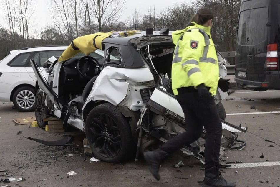 Die Polizei geht bei dem schweren Unfall von mehreren verletzten Personen aus.