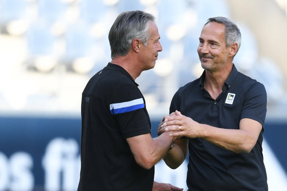Adi Hütter (r) und Bielefelds Cheftrainer Uwe Neuhaus geben sich nach dem Spiel die Hand.