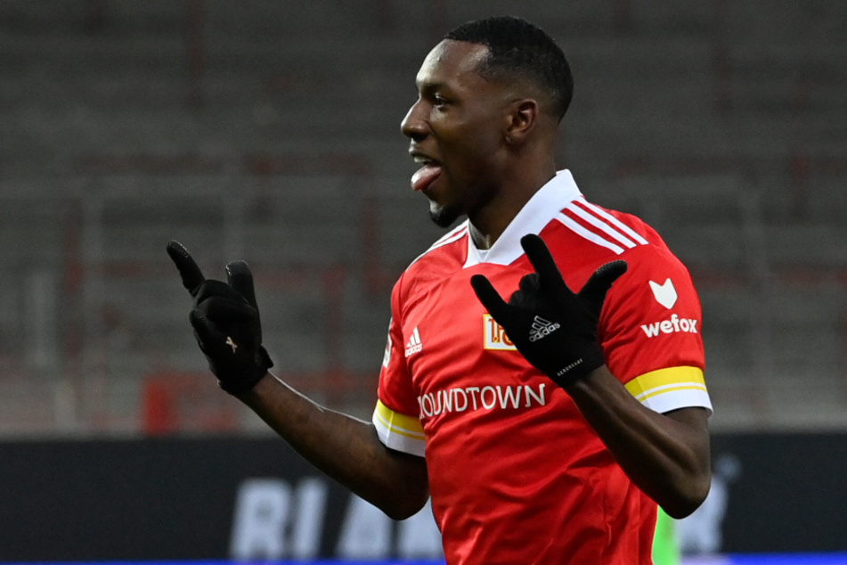Sheraldo Becker jubelt über seinen Treffer zum 1:1.