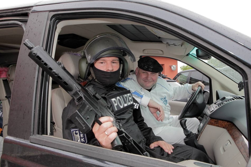 Für ein Video posierte Andreas Hofmann (57) mit einem schwer bewaffneten Polizisten, privat soll es ihm nun an die eigenen Waffen gehen.