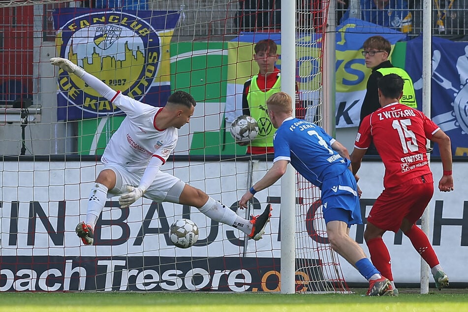 Tor für Jena. Erik Weinhauer trifft zum 0:1 gegen den Zwickauer Keeper Torhüter Lucas Hiemann.