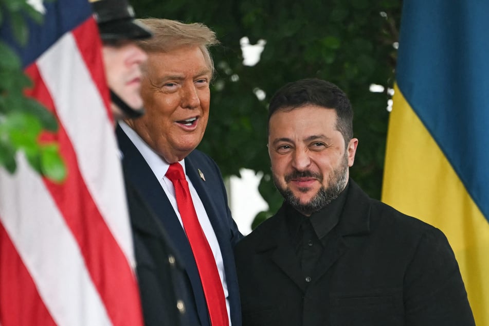 Trump (l.) applauded Zelensky for wearing a suit jacket on Monday.