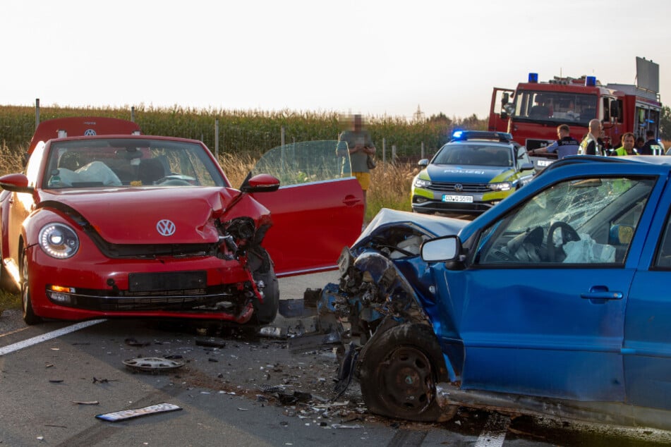 Beide Autos mussten nach dem Unfall abgeschleppt werden.