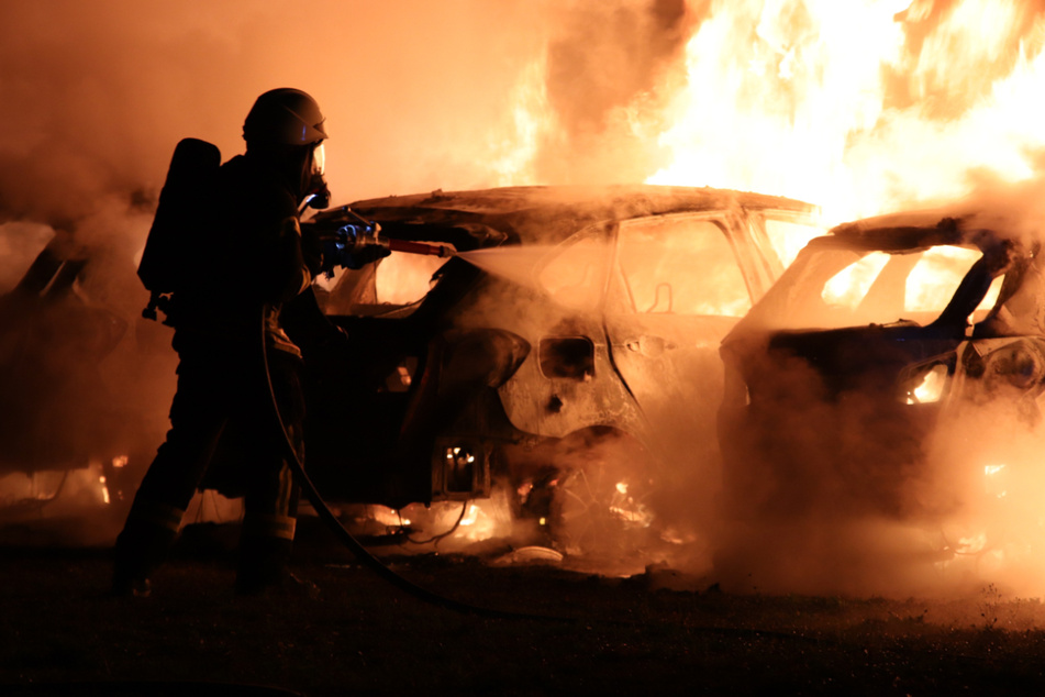 Schwäbisch Gmünd: Ein Feuerwehrmann bei Löscharbeiten in der Nacht auf Sonntag.