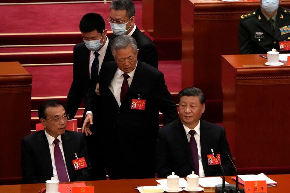 Unsanft wird der ehemalige Präsident Hu Jintao (79, MItte) des Saales verwiesen: Sein Nachfolger Xi jinping (69, rechts) grinst derweil.
