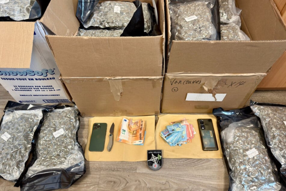 Neben 31 Kilo Drogen stellte die Polizei auch Bargeld, ein Einhandmesser und das mutmaßliche Handy des Fahrers sicher.