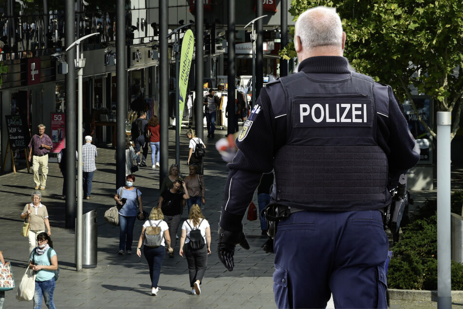 In der Dresdner Altstadt spielte ein Mann an seinem bedeckten Geschlechtsteil herum. Die Polizei sucht Zeugen. (Archivbild)