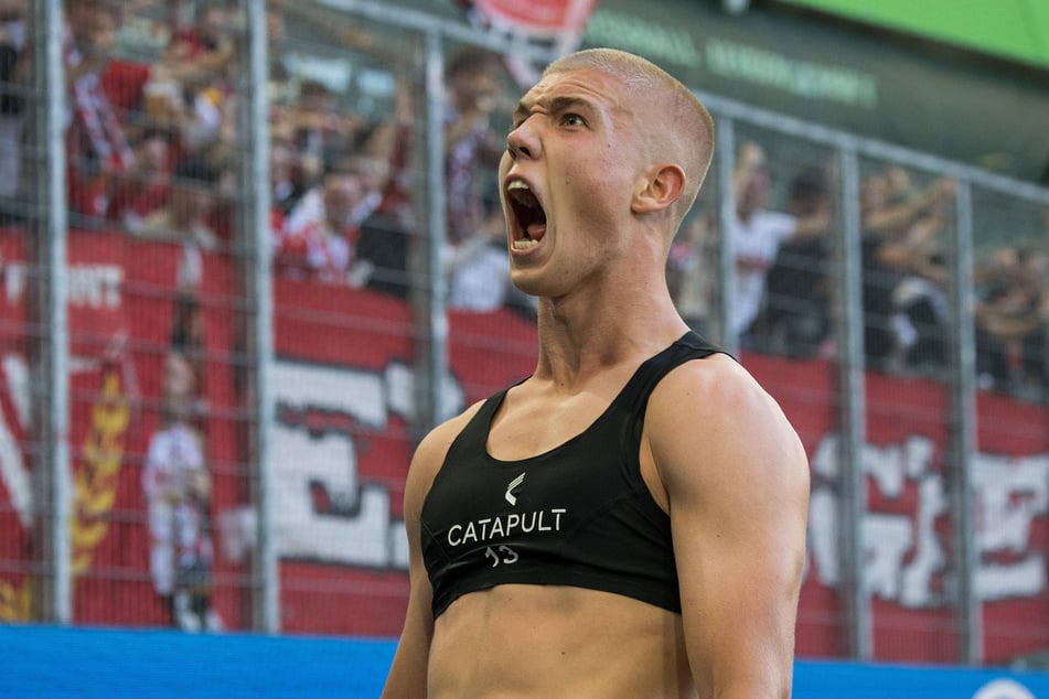 Dmytro Bogdanov (19) lässt mit seinem Treffer zum 4:4 die Muskeln spielen.