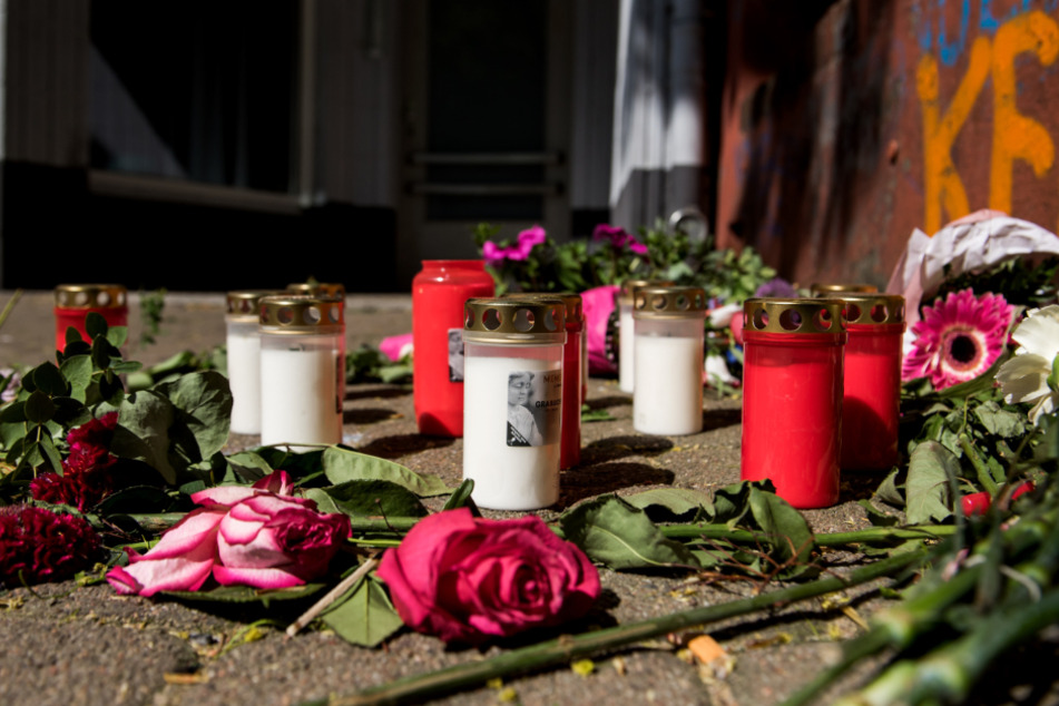 Nach dem Mord haben Menschen Blumen und Kerzen vor dem Wohnhaus im Stadtteil Eimsbüttel abgelegt. (Archivbild)