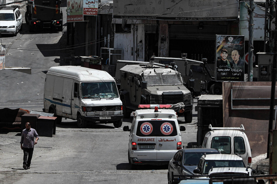 Israels Sicherheitskräfte nahmen bei dem Einsatz auch zwei gesuchte Verdächtige mit, wie die Armee weiter mitteilte. Weitere Verdächtige seien befragt sowie "von der Hamas verbreitetes, zur Hetze anstachelndes Material" beschlagnahmt worden.