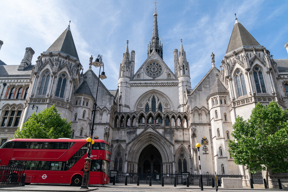 Der dreiwöchige Prozess findet am Londoner High Court statt.